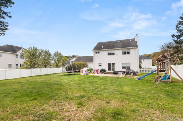 32 Willowbend Lane, Holtsville, NY 11742