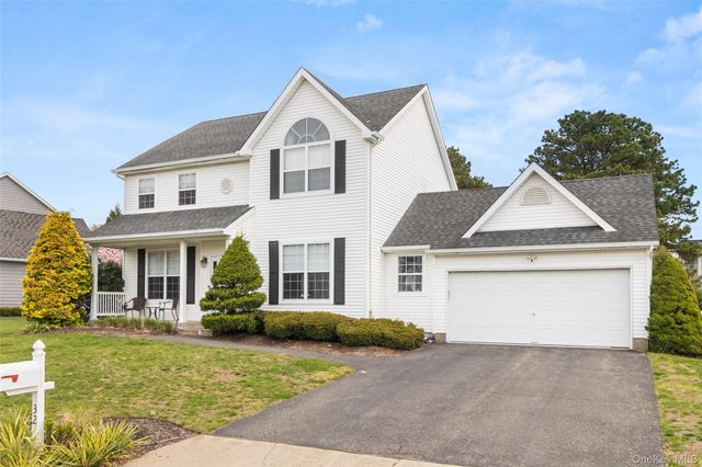 32 Willowbend Lane, Holtsville, NY 11742
