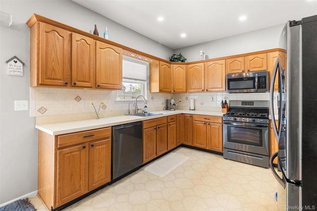 32 Willowbend Lane, Holtsville, NY 11742