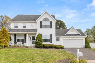 32 Willowbend Lane, Holtsville, NY 11742