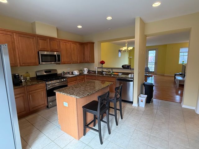 2225 S Crambourne Way, Arlington Heights, IL 60005