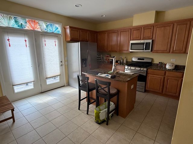 2225 S Crambourne Way, Arlington Heights, IL 60005