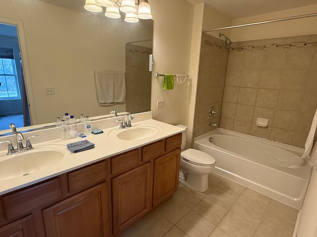 2225 S Crambourne Way, Arlington Heights, IL 60005