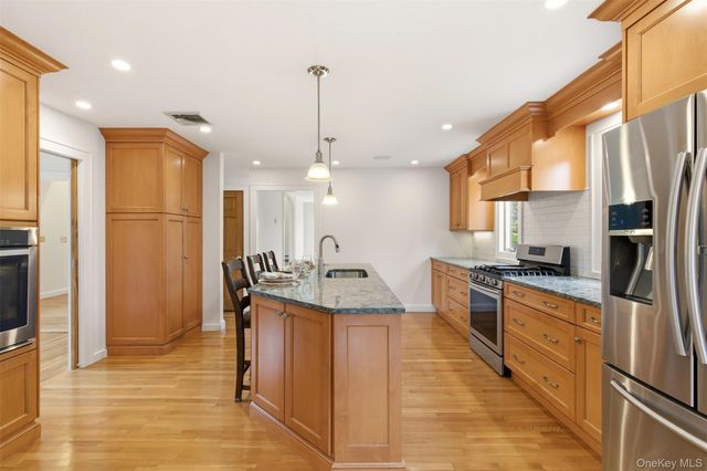 2 W Oak Hill Drive, Oyster Bay, NY 11771
