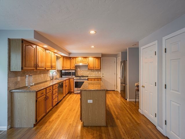 4 Flint Meadow Ln, Shrewsbury, MA 01545