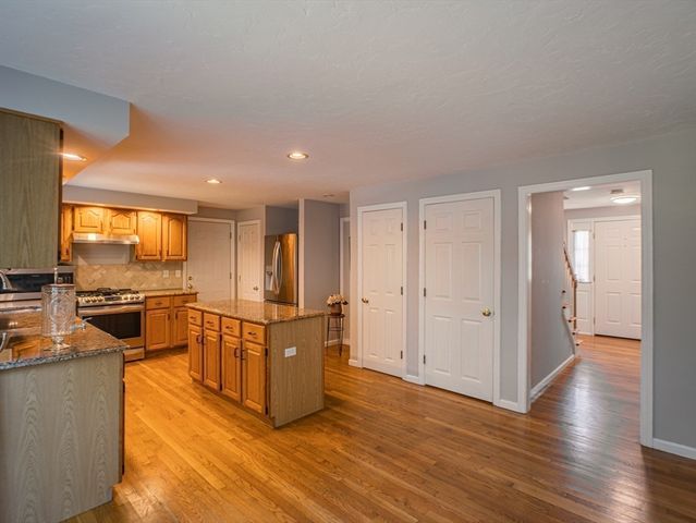4 Flint Meadow Ln, Shrewsbury, MA 01545