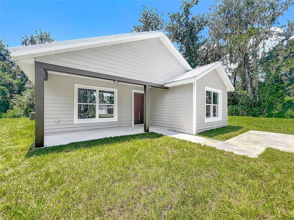 Image 2 of property listing at 919 CR 482C, Lake Panasoffkee, FL 33538