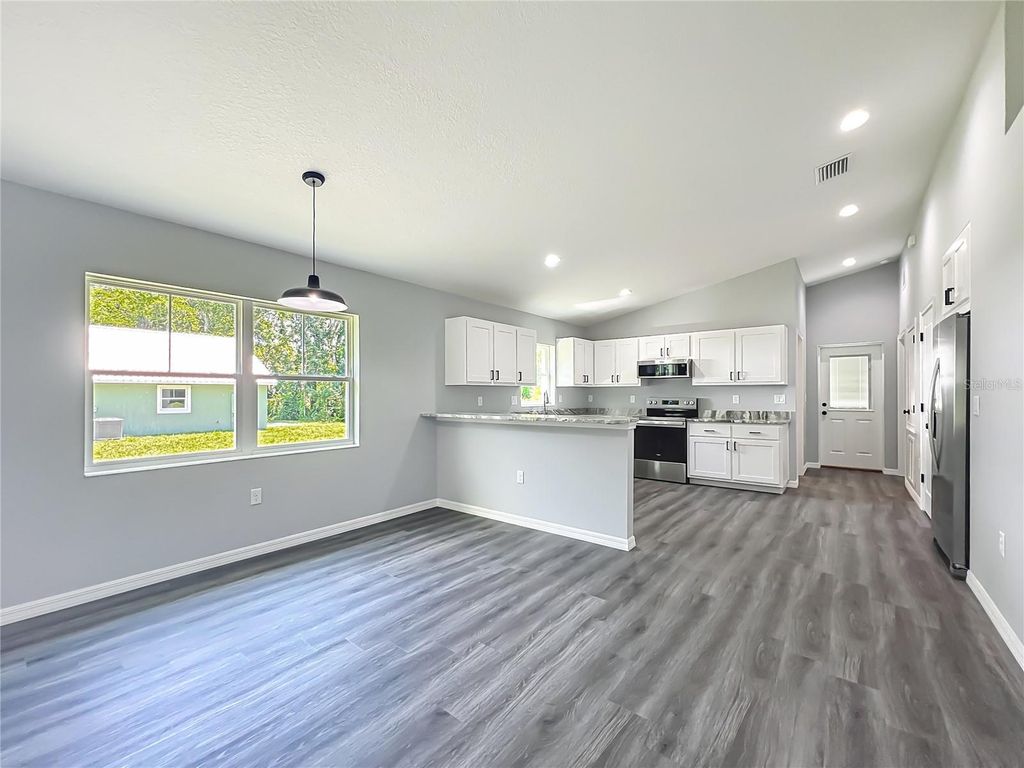 Image 12 of property listing at 919 CR 482C, Lake Panasoffkee, FL 33538