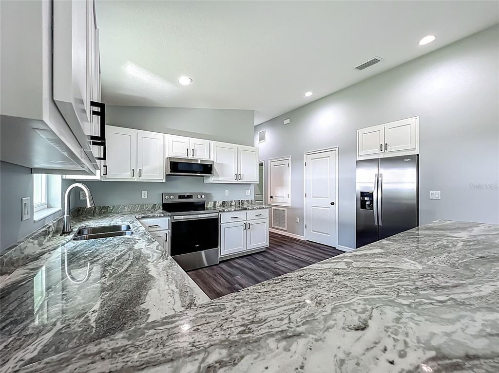 Image 14 of property listing at 919 CR 482C, Lake Panasoffkee, FL 33538