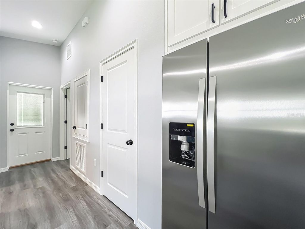 Image 17 of property listing at 919 CR 482C, Lake Panasoffkee, FL 33538