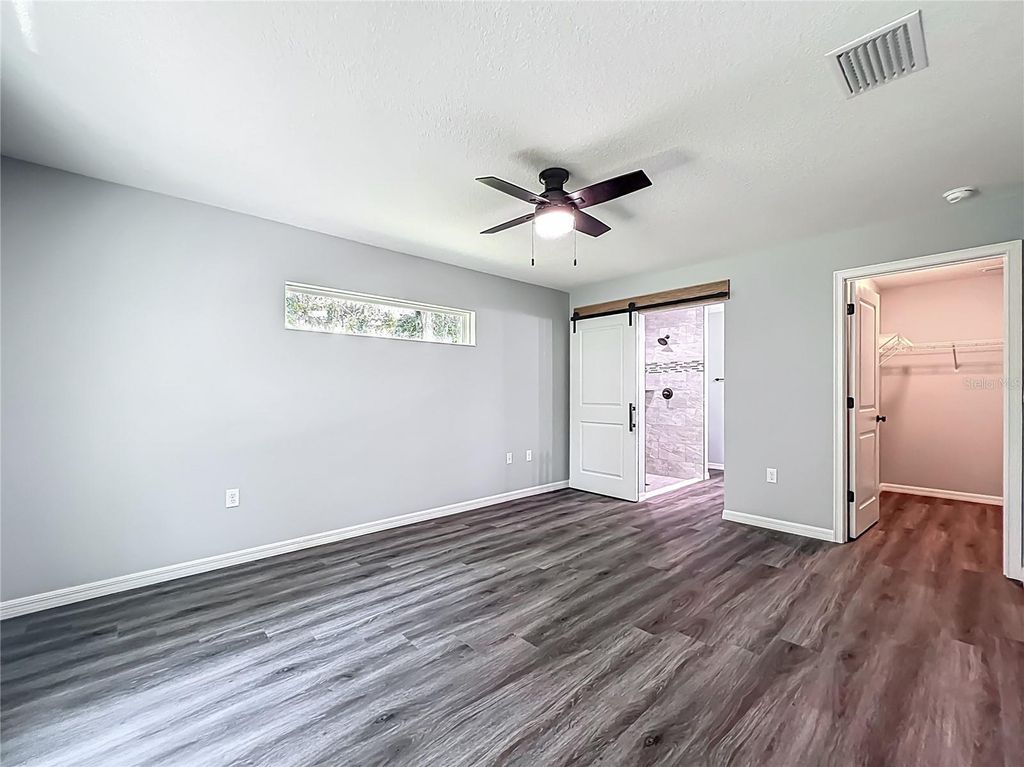 Image 18 of property listing at 919 CR 482C, Lake Panasoffkee, FL 33538