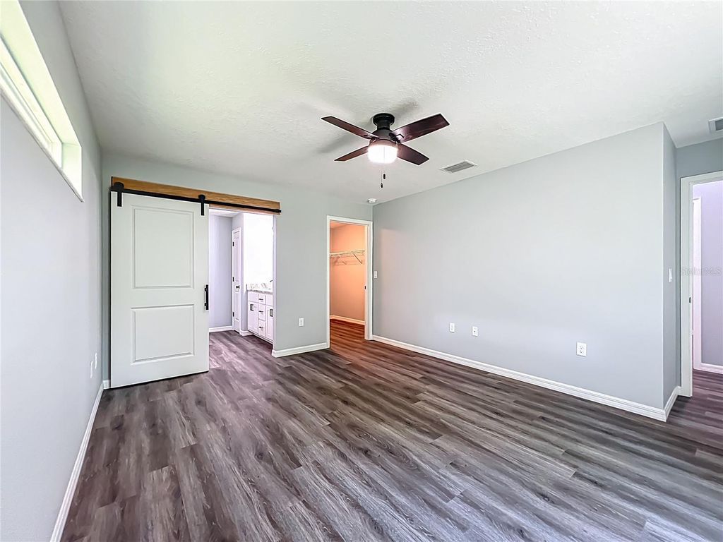 Image 19 of property listing at 919 CR 482C, Lake Panasoffkee, FL 33538