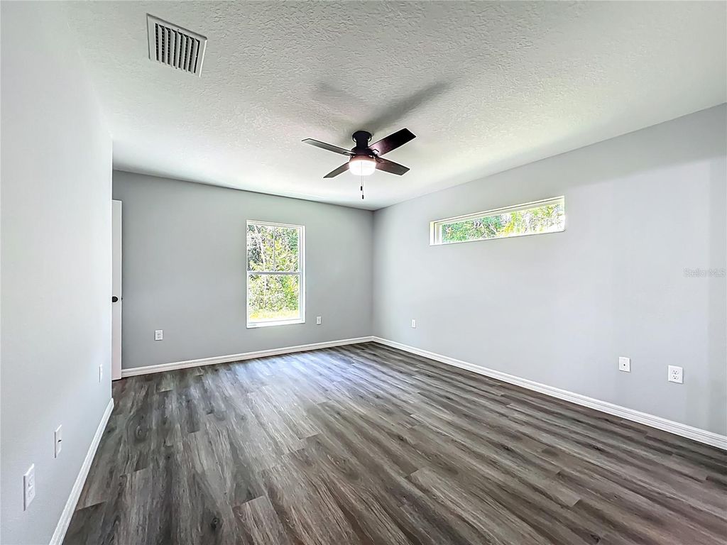 Image 20 of property listing at 919 CR 482C, Lake Panasoffkee, FL 33538