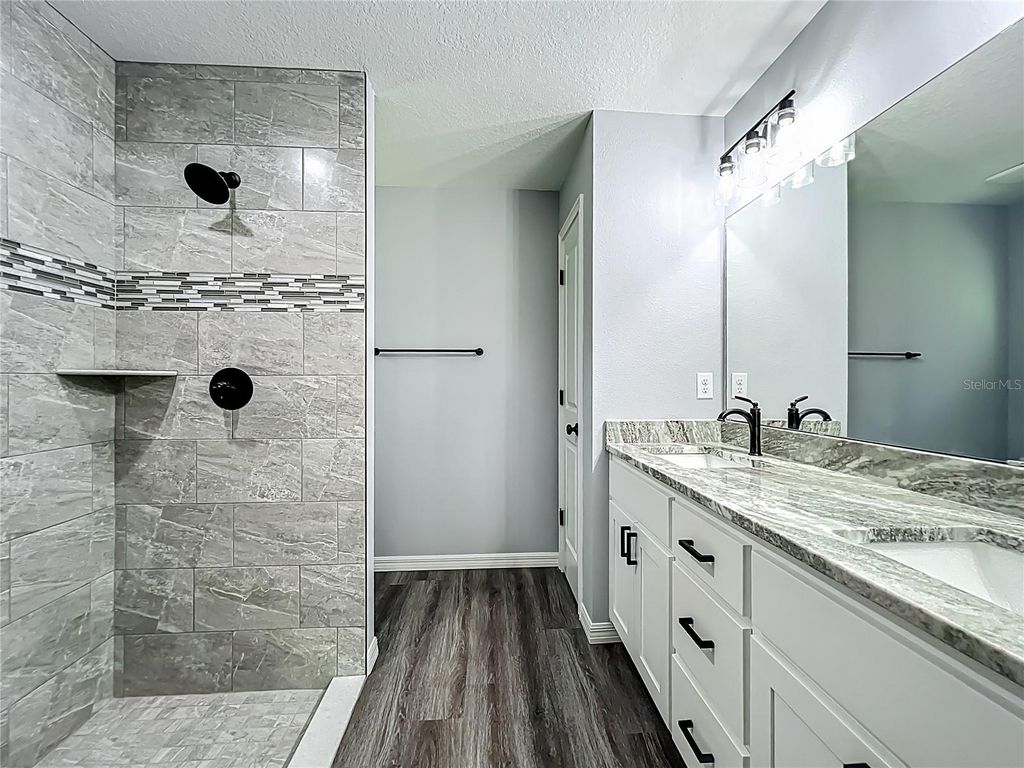 Image 21 of property listing at 919 CR 482C, Lake Panasoffkee, FL 33538