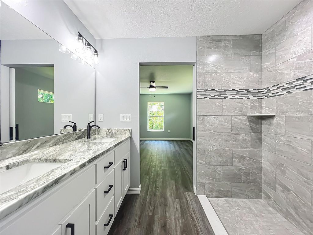 Image 22 of property listing at 919 CR 482C, Lake Panasoffkee, FL 33538