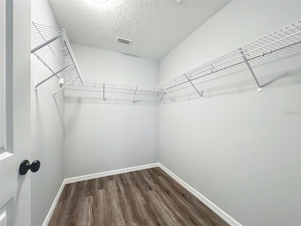 Image 23 of property listing at 919 CR 482C, Lake Panasoffkee, FL 33538