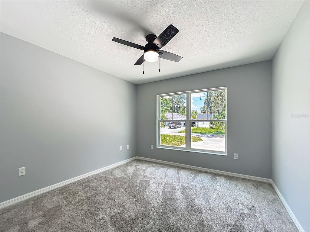 Image 27 of property listing at 919 CR 482C, Lake Panasoffkee, FL 33538