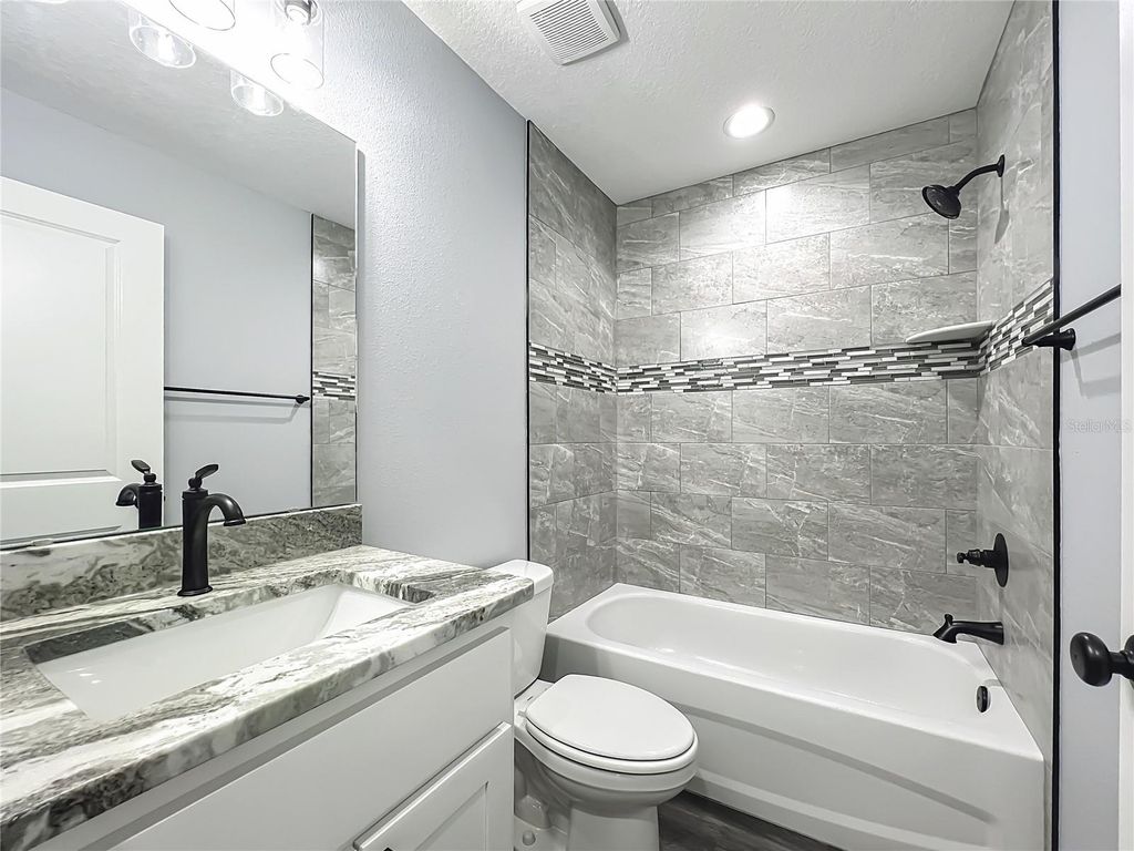 Image 30 of property listing at 919 CR 482C, Lake Panasoffkee, FL 33538