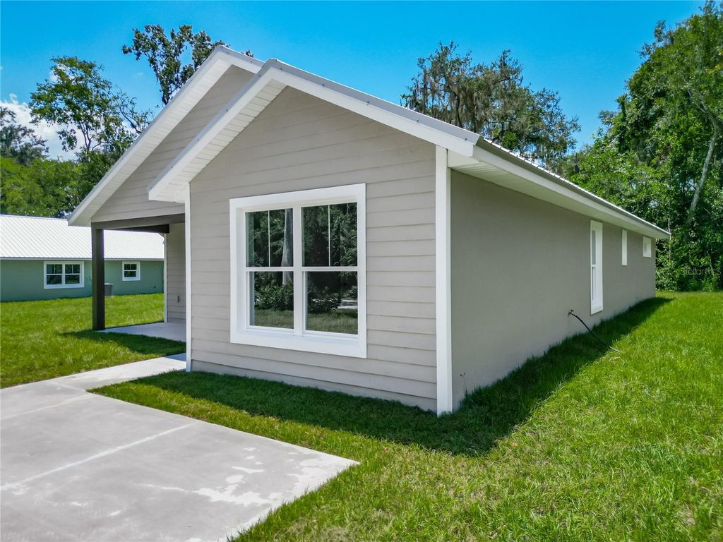 Image 4 of property listing at 919 CR 482C, Lake Panasoffkee, FL 33538