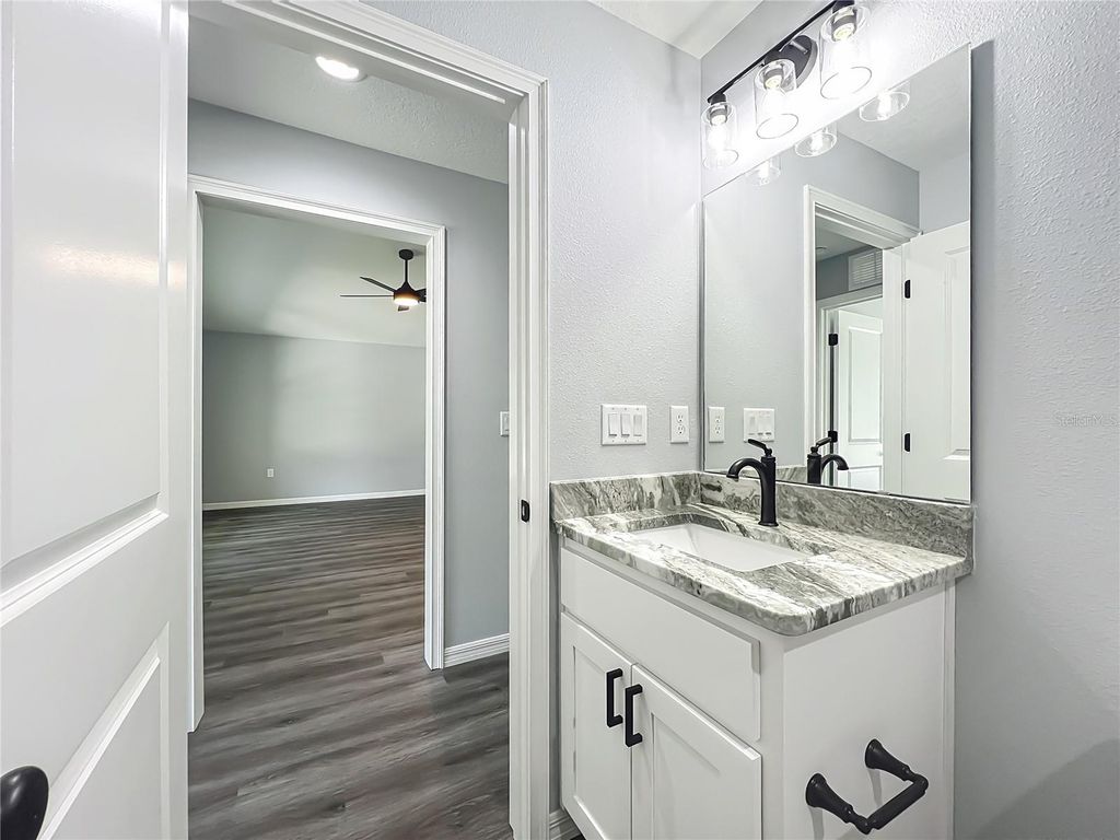 Image 31 of property listing at 919 CR 482C, Lake Panasoffkee, FL 33538