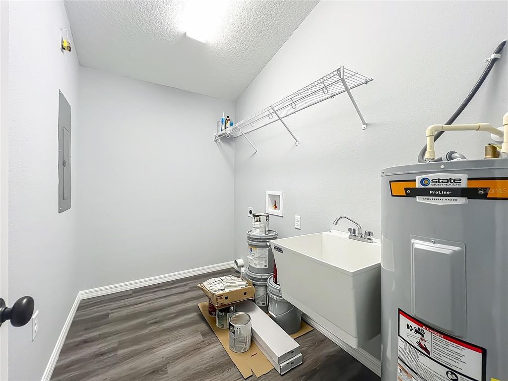 Image 32 of property listing at 919 CR 482C, Lake Panasoffkee, FL 33538