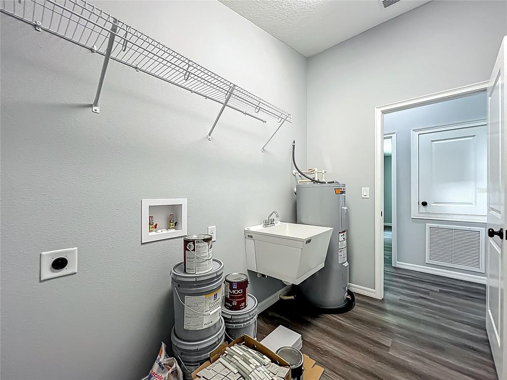 Image 33 of property listing at 919 CR 482C, Lake Panasoffkee, FL 33538