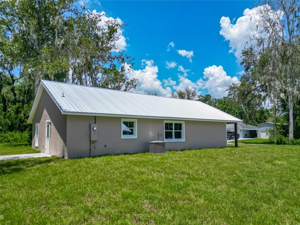 Image 35 of property listing at 919 CR 482C, Lake Panasoffkee, FL 33538