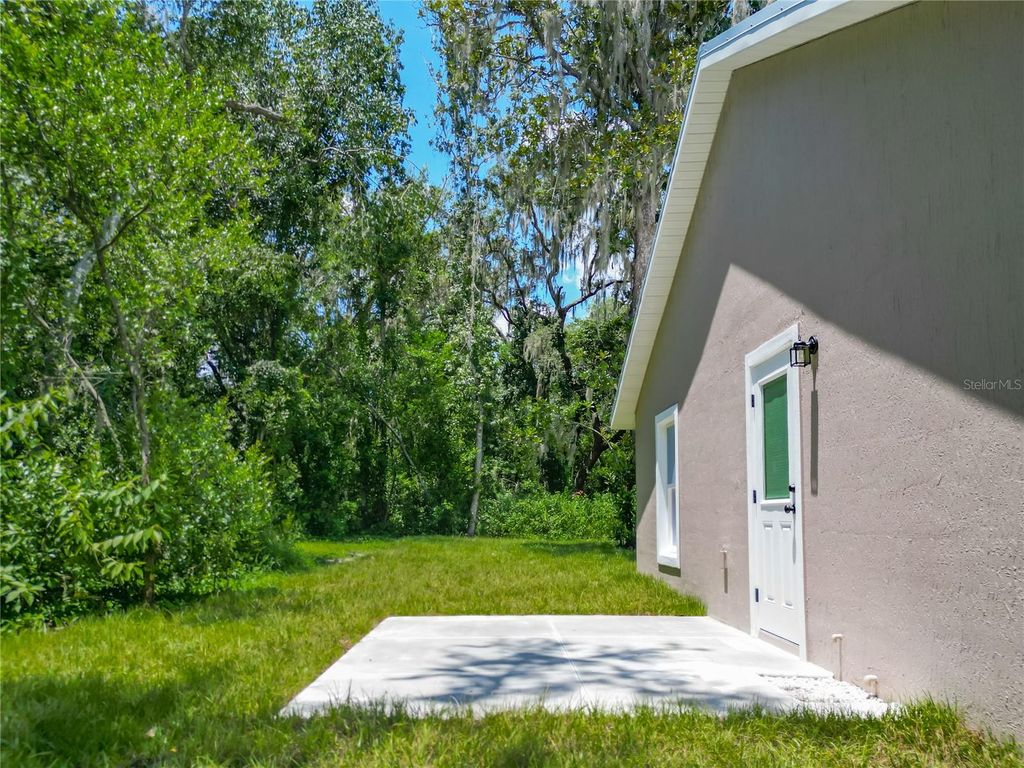 Image 36 of property listing at 919 CR 482C, Lake Panasoffkee, FL 33538