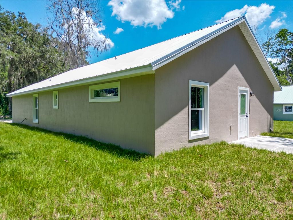 Image 37 of property listing at 919 CR 482C, Lake Panasoffkee, FL 33538