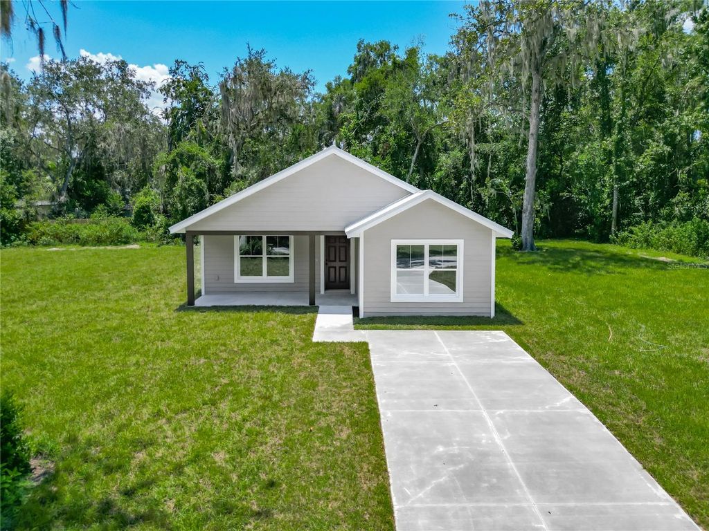 Image 5 of property listing at 919 CR 482C, Lake Panasoffkee, FL 33538