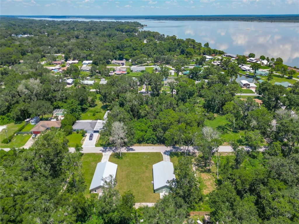 Image 41 of property listing at 919 CR 482C, Lake Panasoffkee, FL 33538