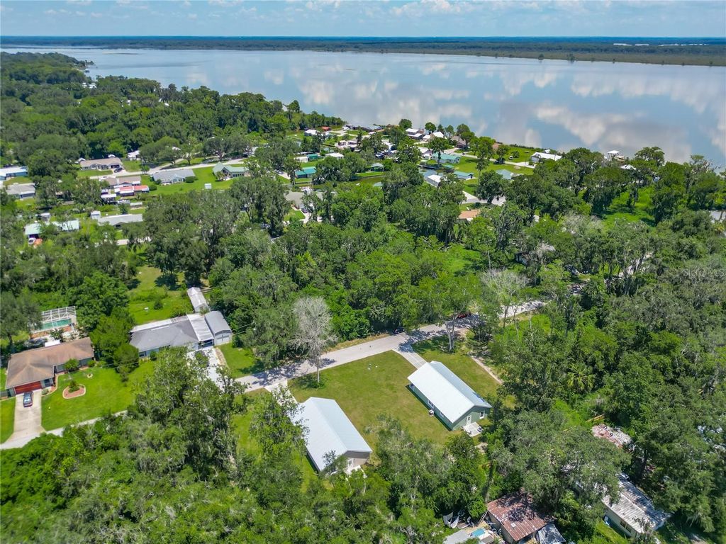 Image 42 of property listing at 919 CR 482C, Lake Panasoffkee, FL 33538