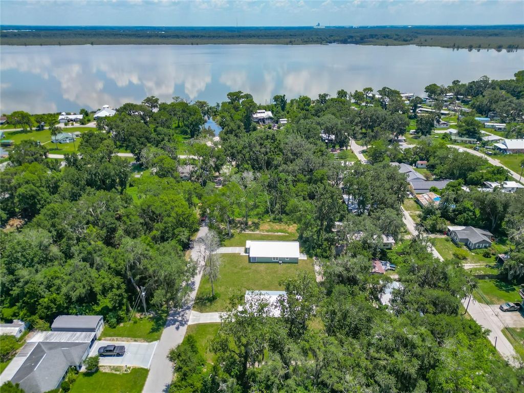 Image 43 of property listing at 919 CR 482C, Lake Panasoffkee, FL 33538