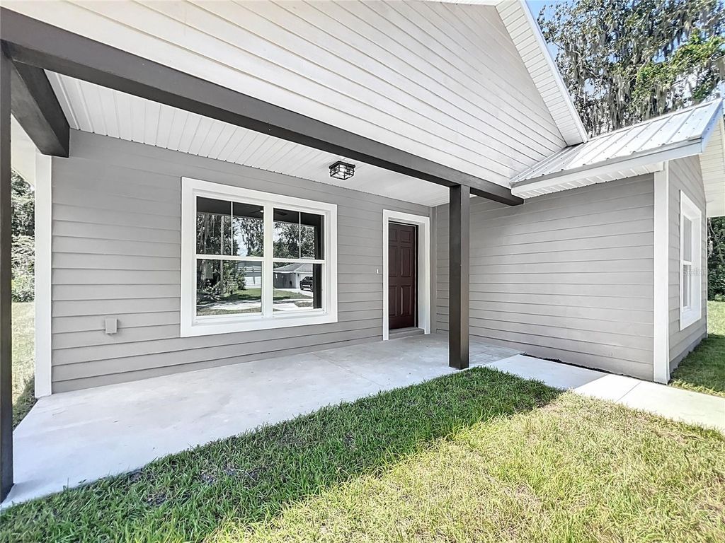 Image 6 of property listing at 919 CR 482C, Lake Panasoffkee, FL 33538