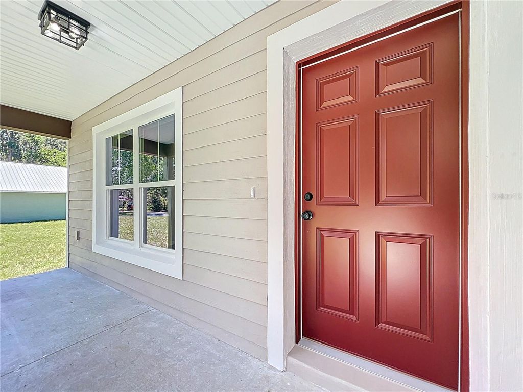 Image 7 of property listing at 919 CR 482C, Lake Panasoffkee, FL 33538