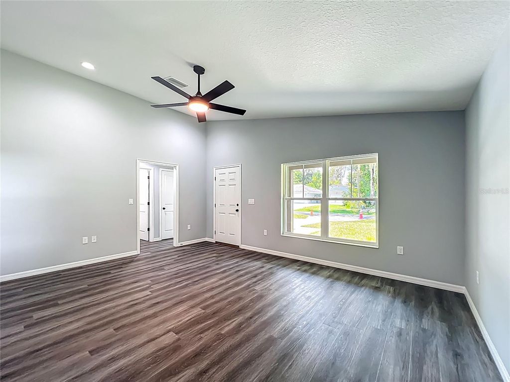 Image 10 of property listing at 919 CR 482C, Lake Panasoffkee, FL 33538