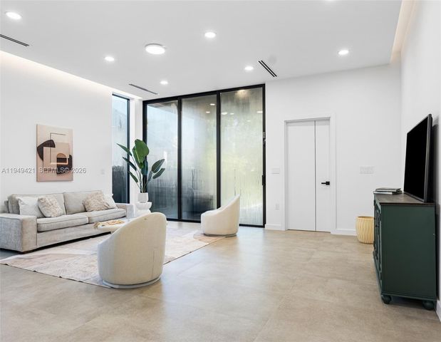 2823 SW 23rd Ter, Miami, FL 33145