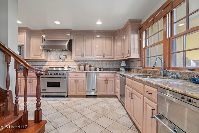 923 E Scenic Drive, Pass Christian, MS 39571