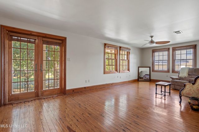 923 E Scenic Drive, Pass Christian, MS 39571