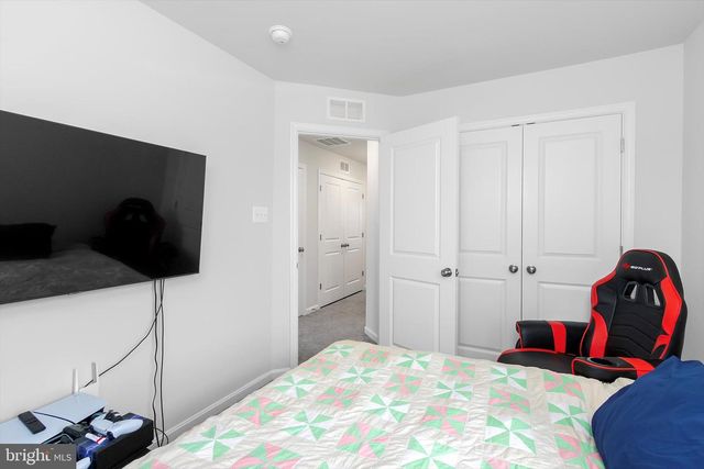 86 EXTROVERT DR, Charles Town, WV 25414