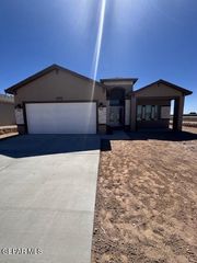 416 Josefa Cerezerez Street, Vinton, TX 79821