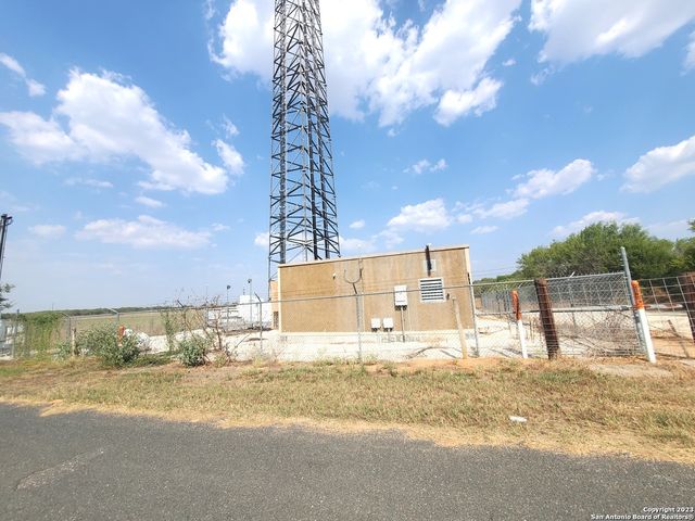 18996 FRANK HOFFMAN RD, Von Ormy, TX 78073