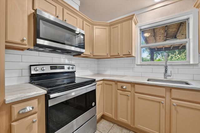 1901 Knoxville Drive, Bedford, TX 76022