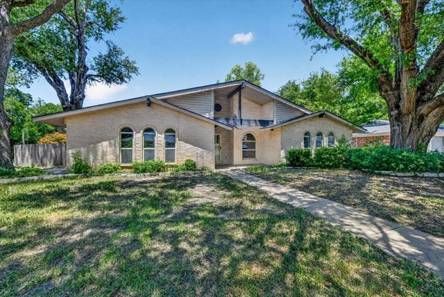 1901 Knoxville Drive, Bedford, TX 76022