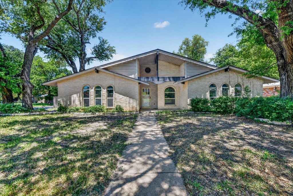 1901 Knoxville Drive, Bedford, TX 76022