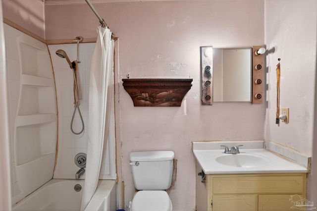 3963 Whitehall Dr, Pace, FL 32571