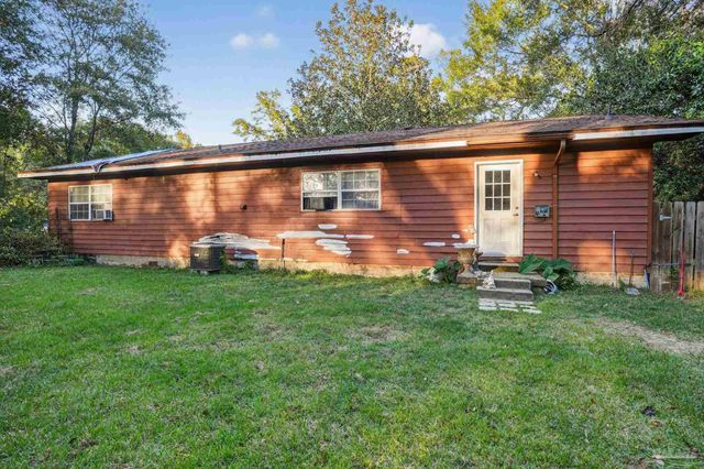 3963 Whitehall Dr, Pace, FL 32571