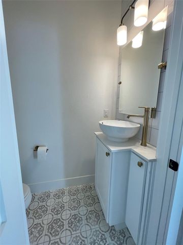 1106 Walton LN B, Austin, TX 78721