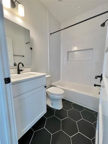 1106 Walton LN B, Austin, TX 78721