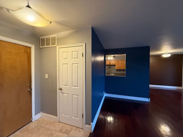 7 E CARRIAGEWAY Drive 311, Hazel Crest, IL 60429